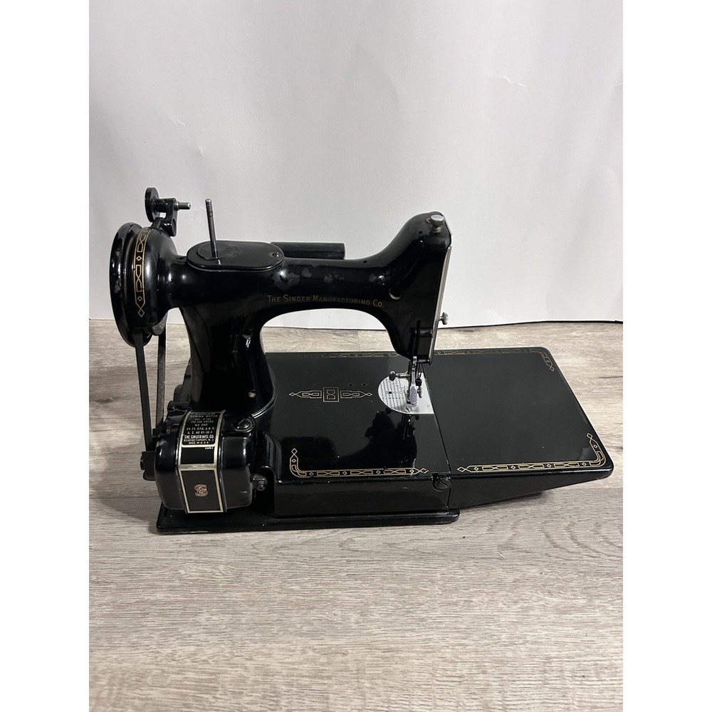 VTG 1957 Singer 221 Featherweight Sewing Machine with Case & Accessories Working